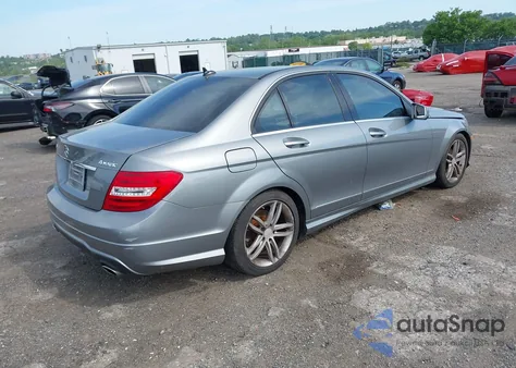 2012 Mercedes-Benz C 300 Luxury 4Matic/Sport 4Matic z USA, uszkodzony, nr VIN WDDGF8BB7CR201054